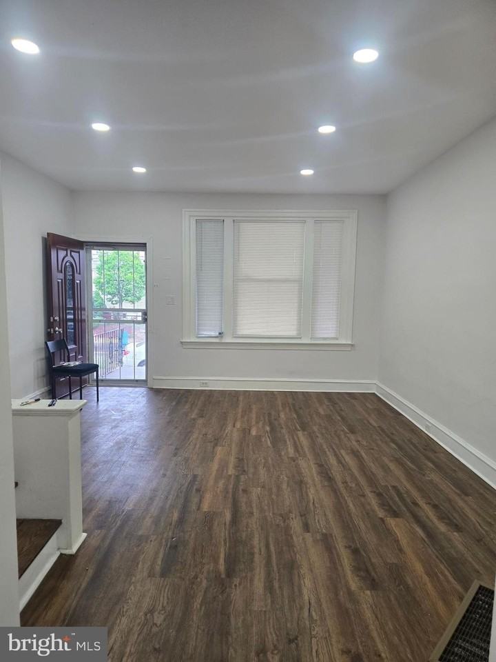 724 W Wingohocking St ## 00 - Photo 3 of 19