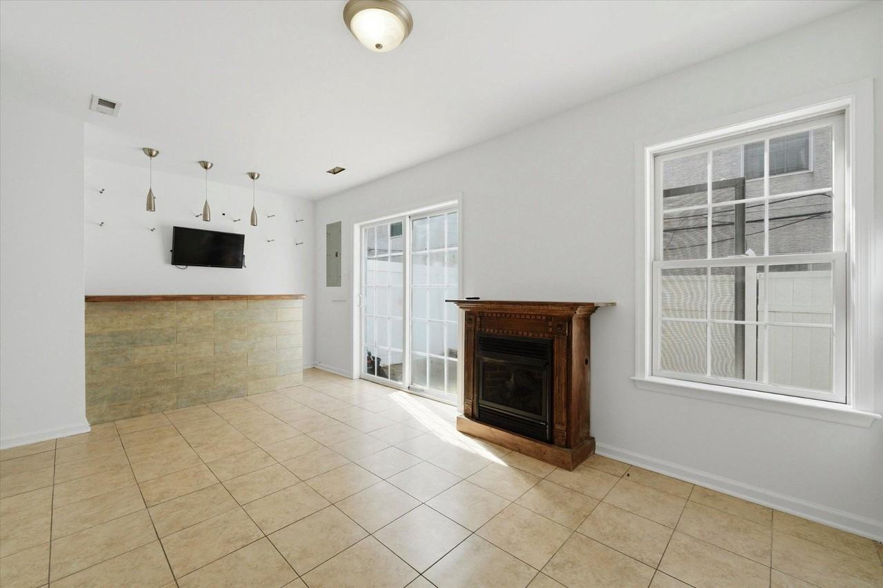 2530 Webb St - Photo 3 of 23