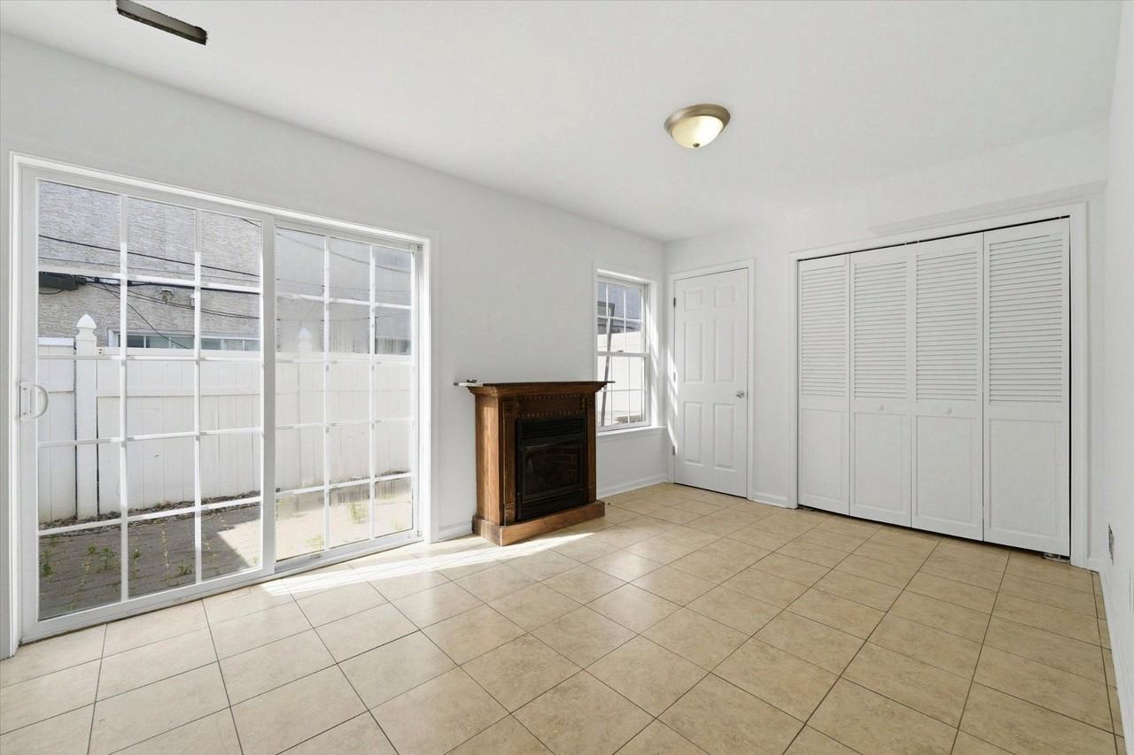 2530 Webb St - Photo 4 of 23