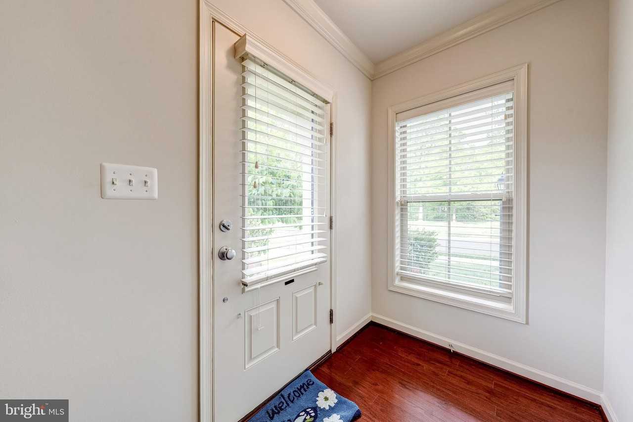 42230 Castle Ridge Sq - Photo 4 of 34