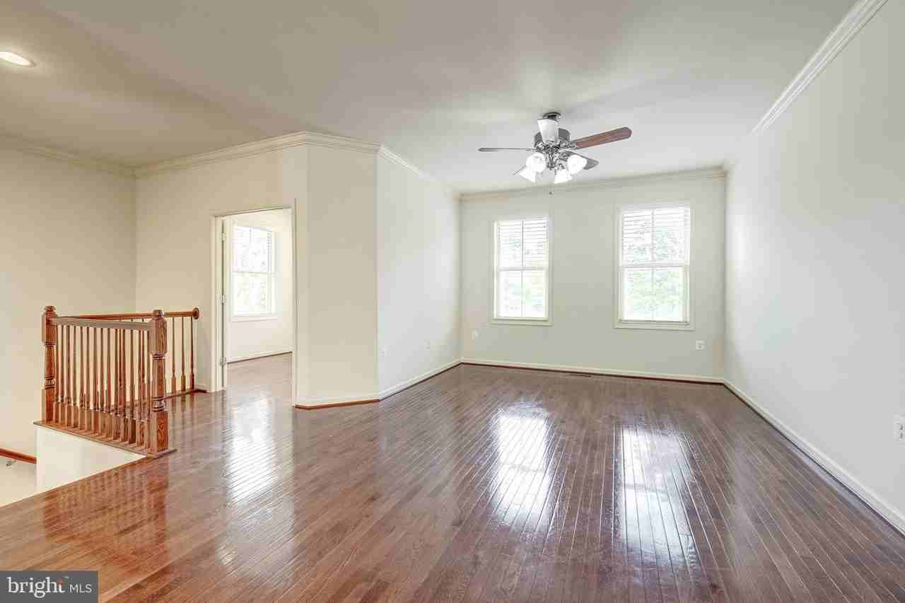 42230 Castle Ridge Sq - Photo 5 of 34