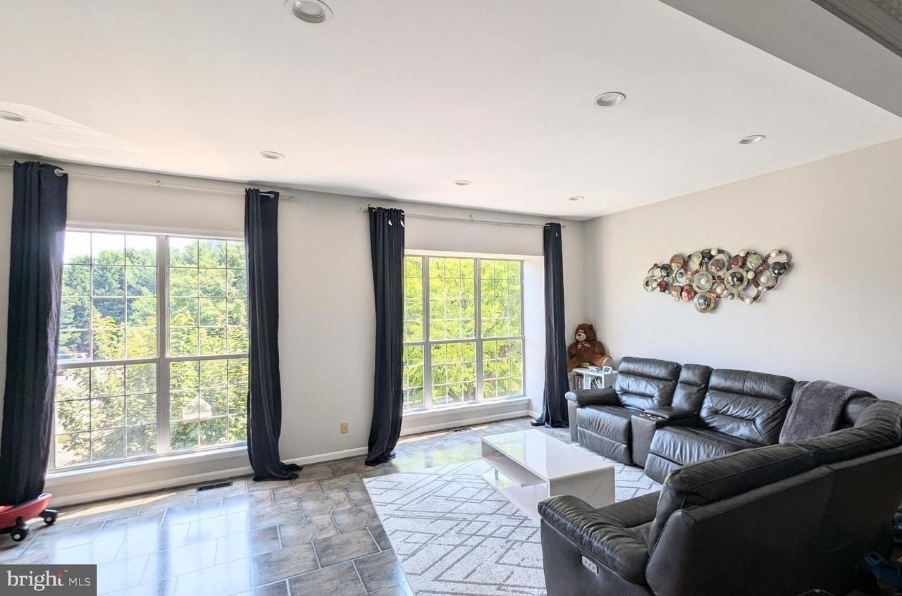 20867 Trinity Sq - Photo 3 of 19