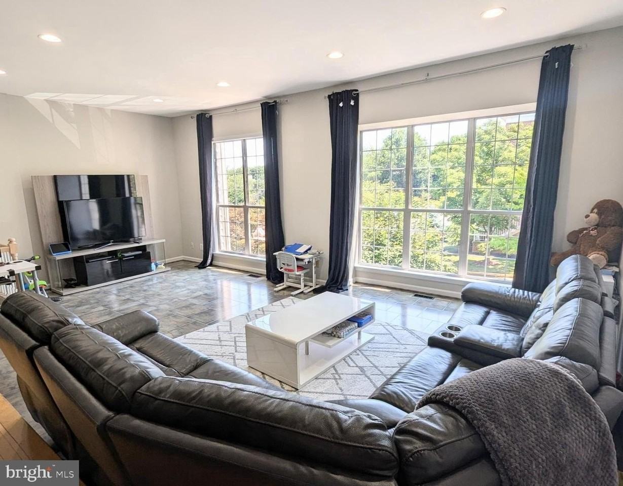 20867 Trinity Sq - Photo 4 of 19