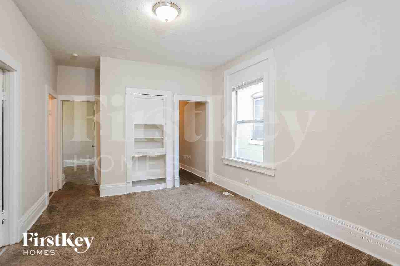 2447 Norton Ave - Photo 3 of 18