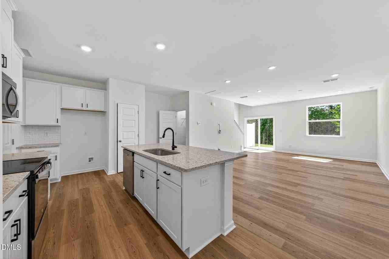 200 Parker Ln - Photo 3 of 21