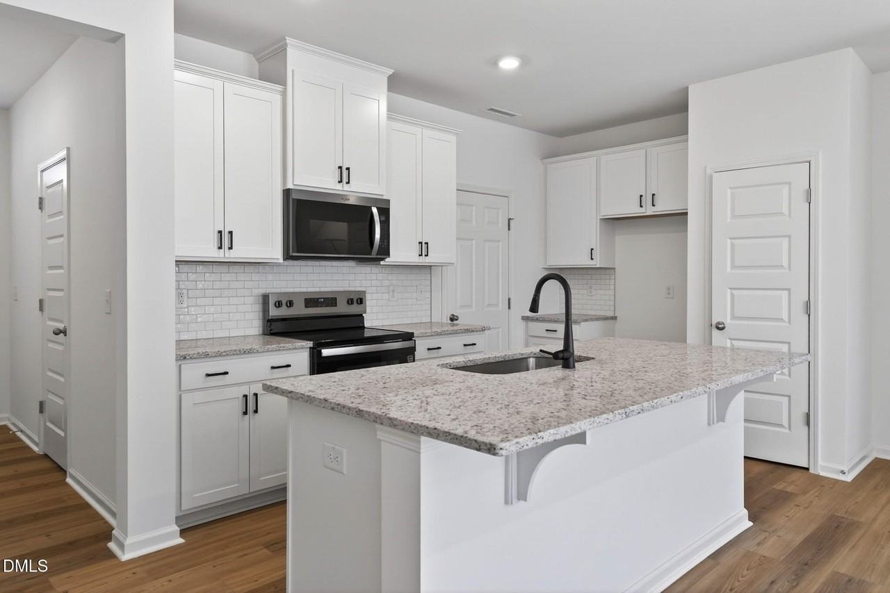 200 Parker Ln - Photo 6 of 21