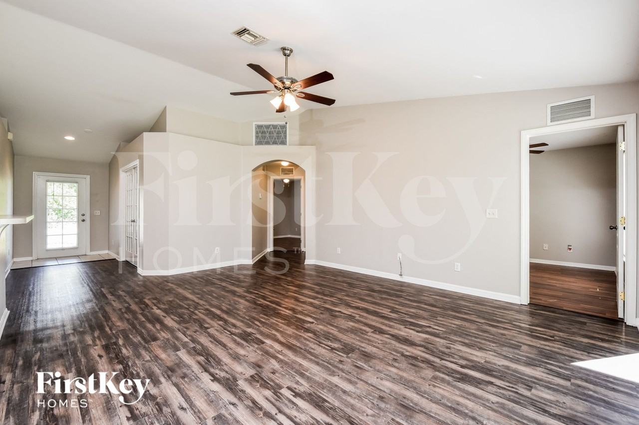 218 Manatee St - Photo 2 of 15
