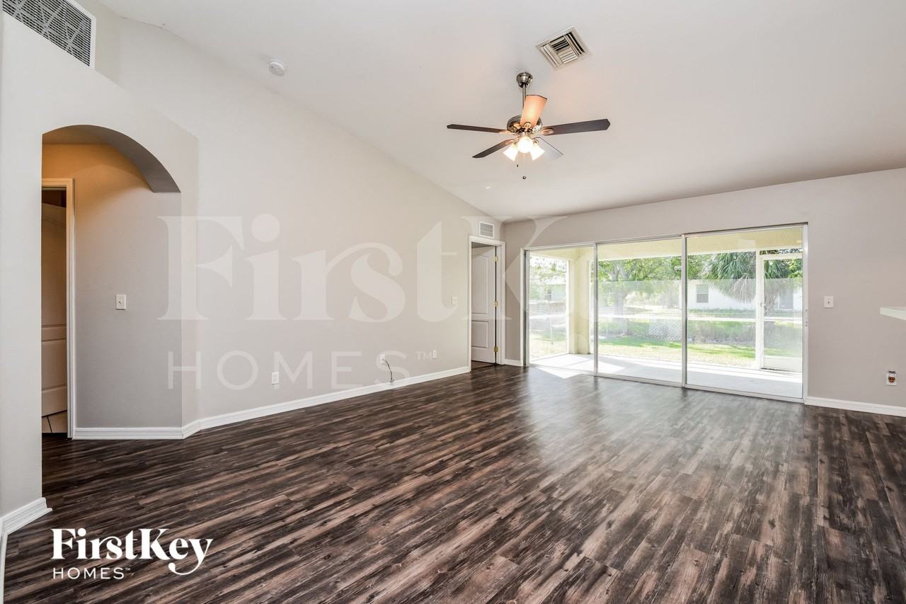 218 Manatee St - Photo 3 of 15