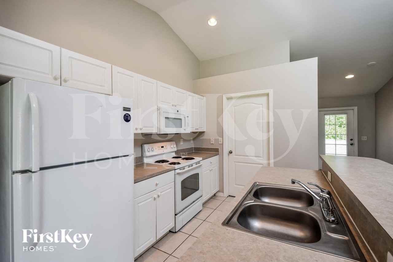 218 Manatee St - Photo 5 of 15