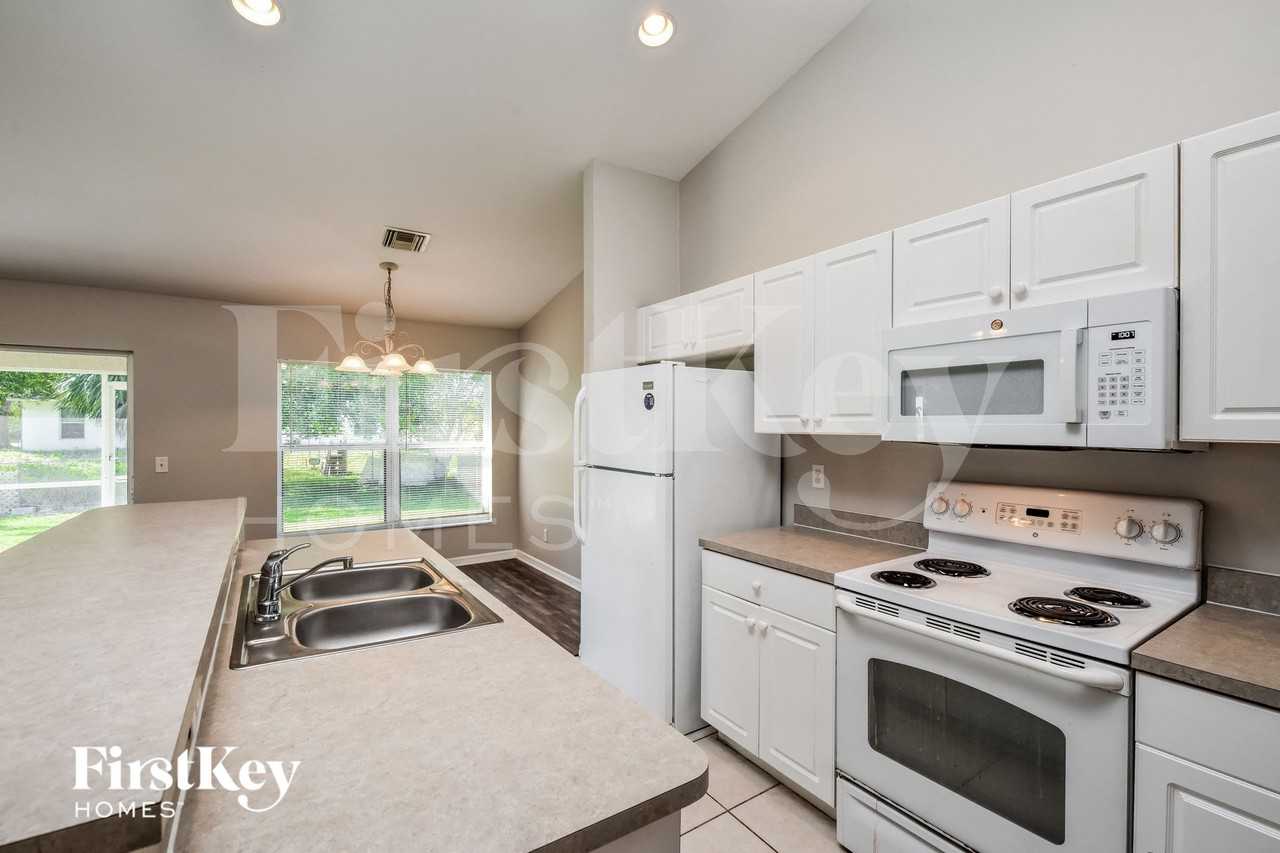 218 Manatee St - Photo 6 of 15