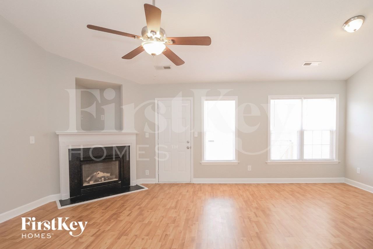 1800 Holly Crescent Ln - Photo 3 of 16