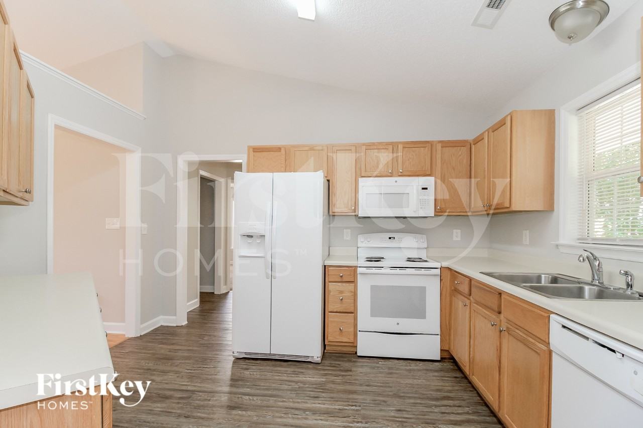1800 Holly Crescent Ln - Photo 5 of 16