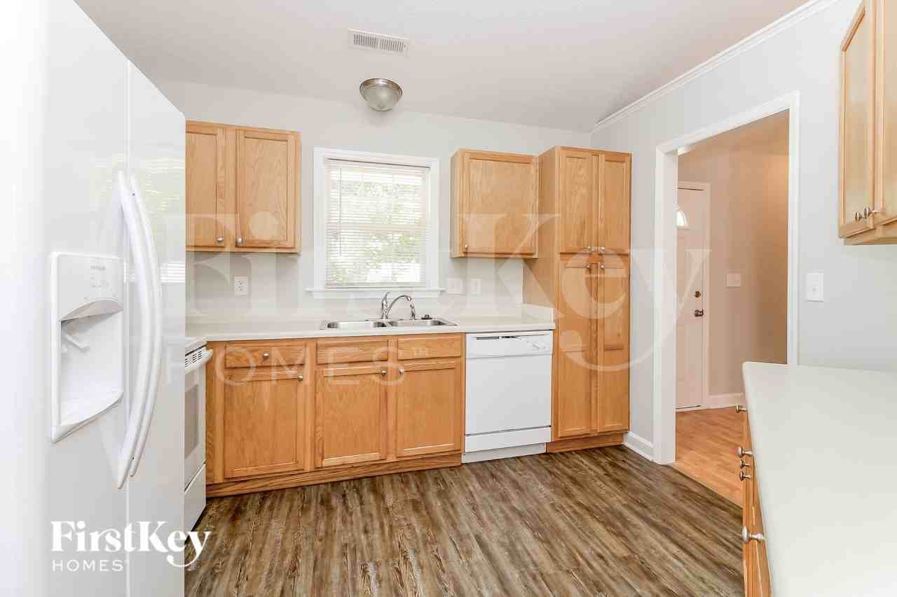 1800 Holly Crescent Ln - Photo 6 of 16