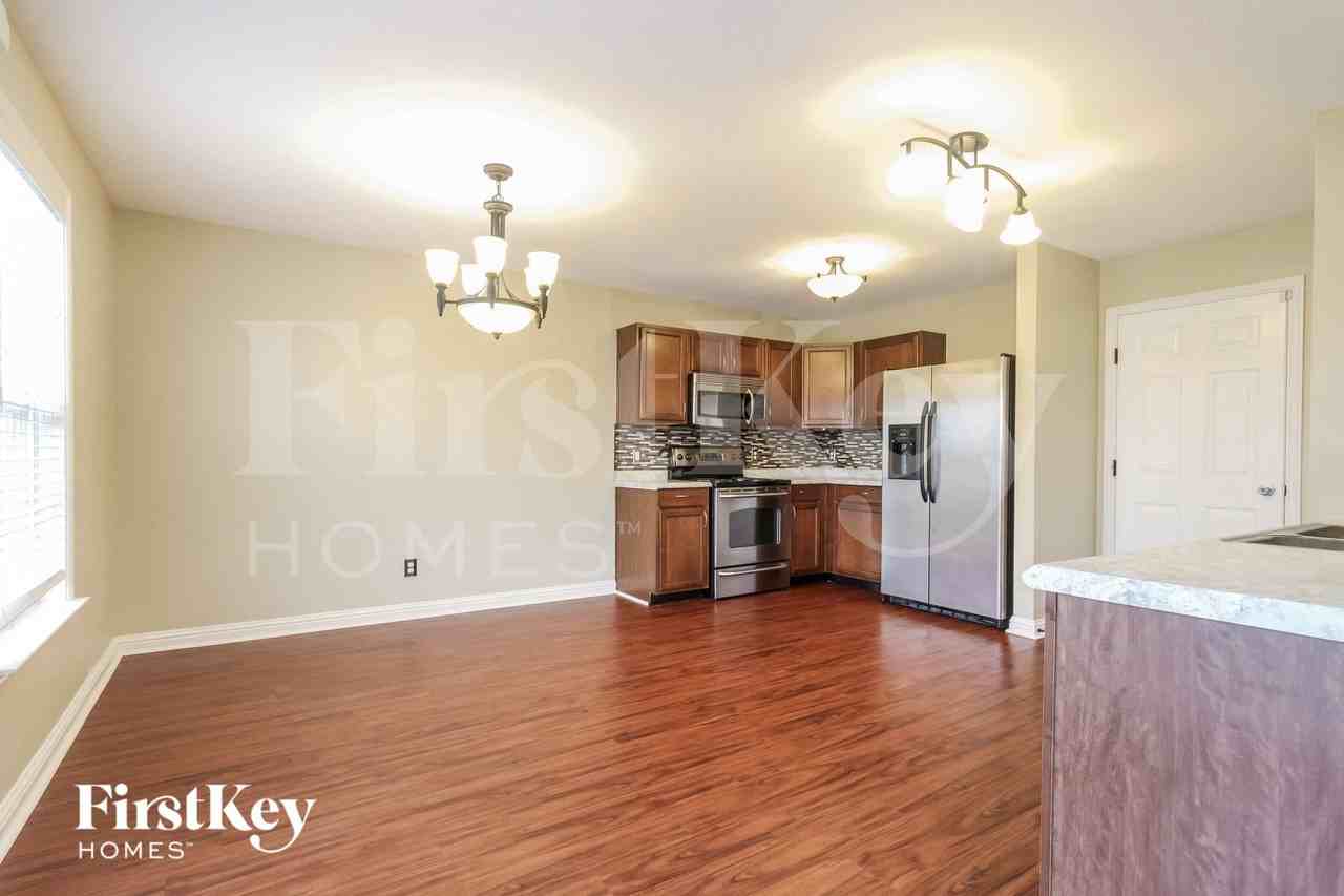 1441 Dowell St - Photo 4 of 15