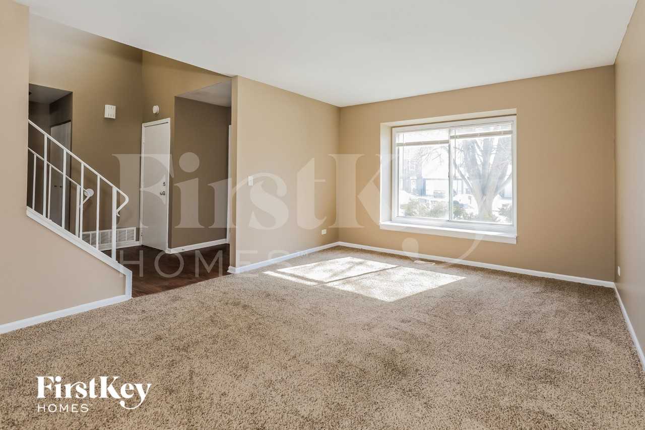 1143 Greensfield Dr - Photo 4 of 16