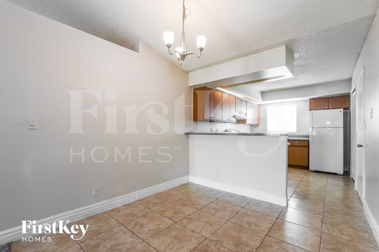 1051 Shepherd Ave - Photo 4 of 20