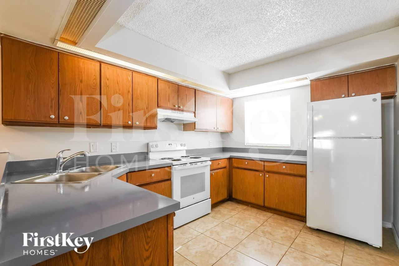 1051 Shepherd Ave - Photo 6 of 20