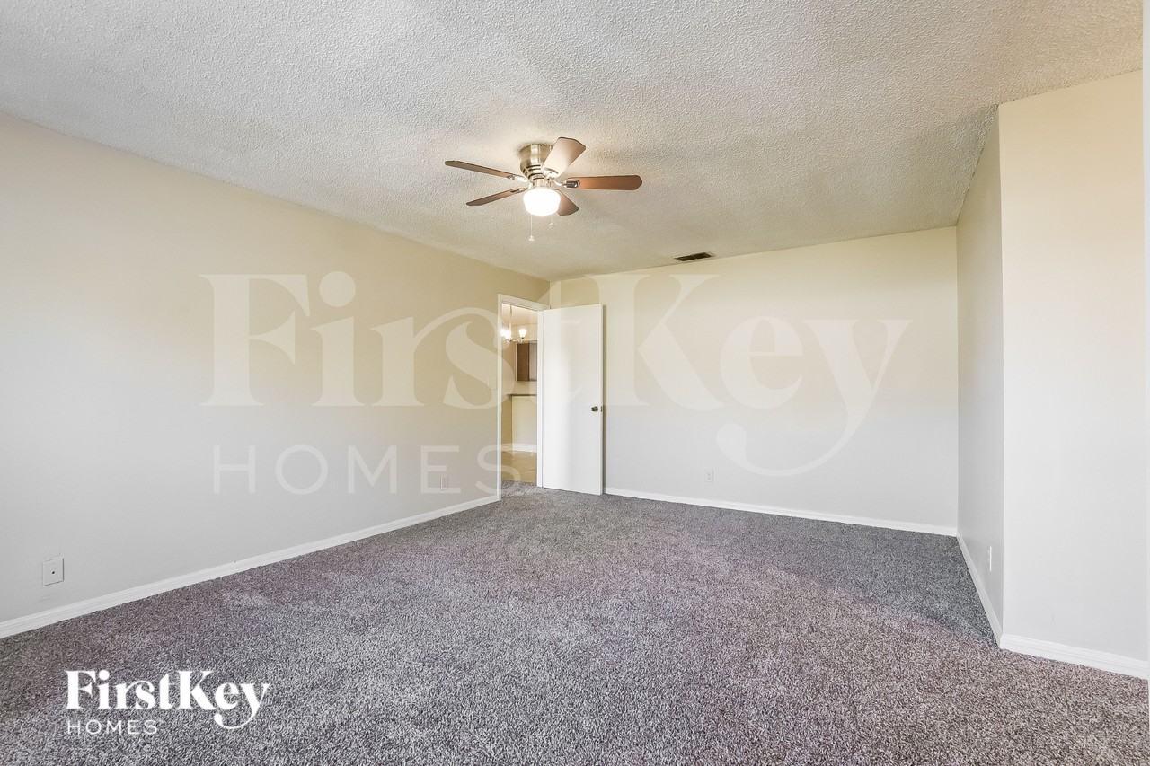 1051 Shepherd Ave - Photo 7 of 20