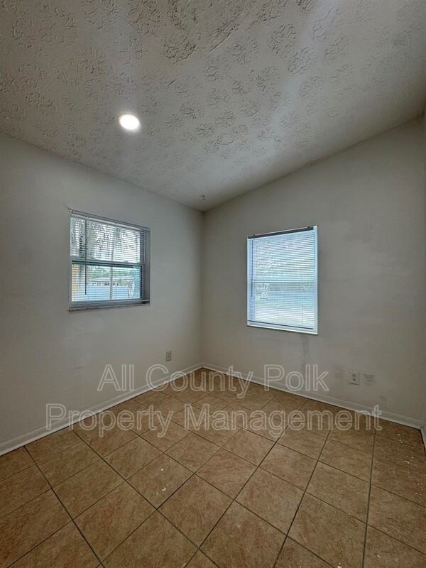 3020 Galaxy Ln - Photo 4 of 15