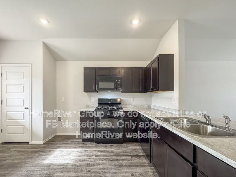9613 Laredo Ln - Photo 4 of 24