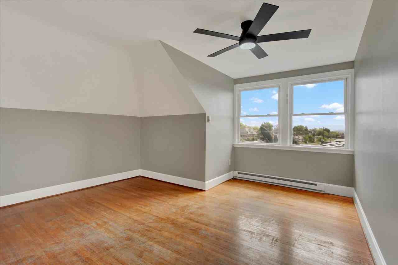 715 Oak Hill Ave #3N - Photo 3 of 18