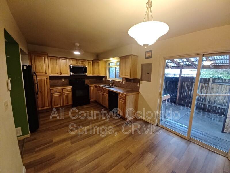 1138 Delaware Dr - Photo 2 of 5