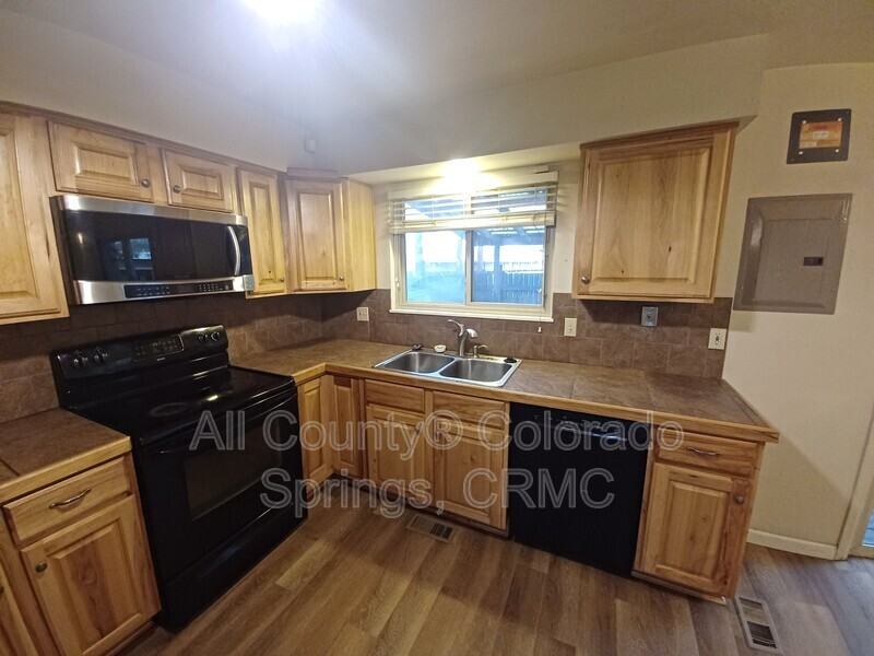 1138 Delaware Dr - Photo 3 of 5