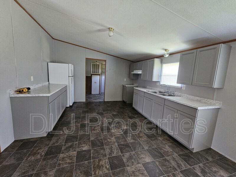 1376 Providence Rd - Photo 4 of 15