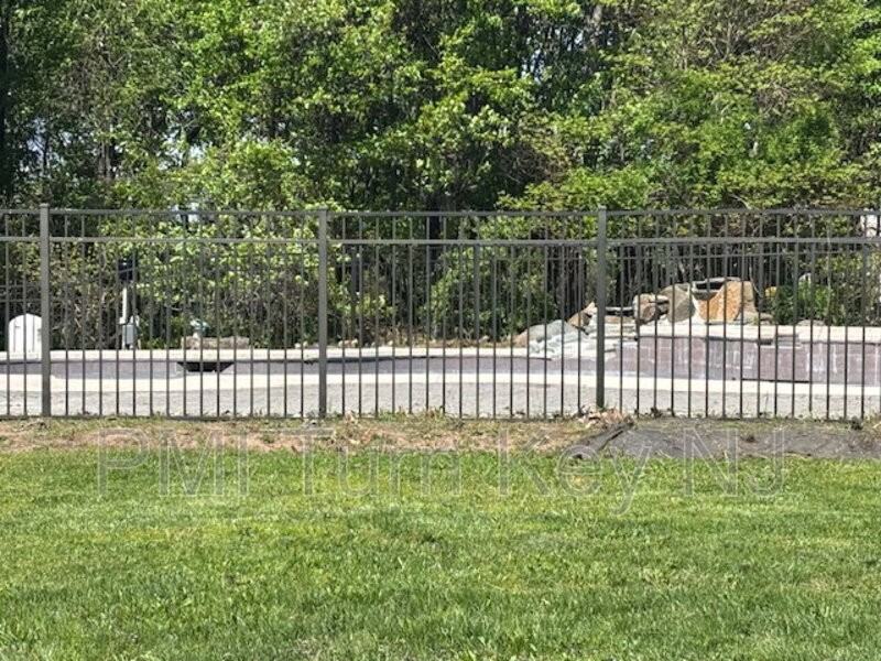 127 Stockton Ave - Photo 4 of 40