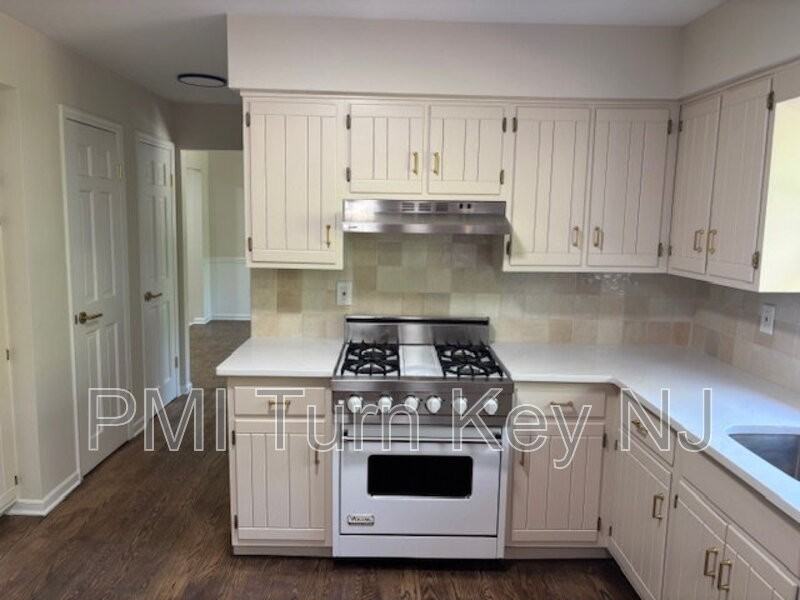127 Stockton Ave - Photo 5 of 40