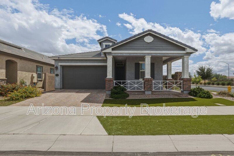 2747 S Wildrose - Photo 2 of 39