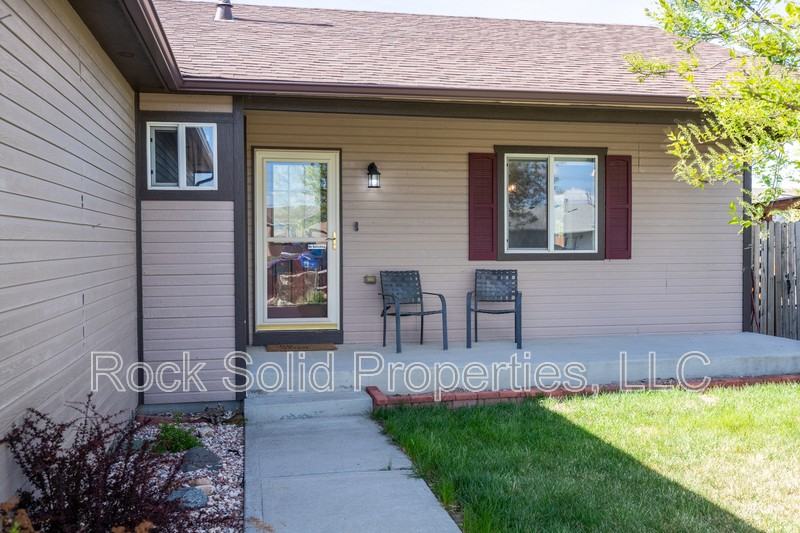 1113 Banjo Ct - Photo 3 of 44