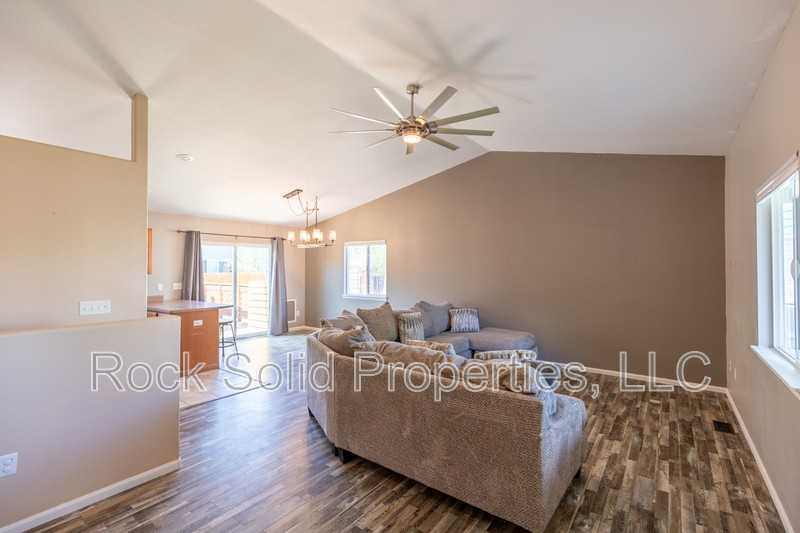 1113 Banjo Ct - Photo 5 of 44