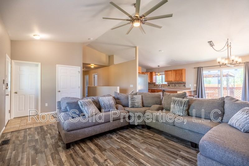 1113 Banjo Ct - Photo 6 of 44