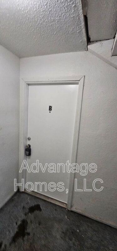 711 N 70th St #B - Photo 2 of 14