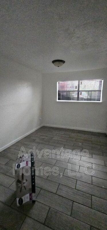 711 N 70th St #B - Photo 4 of 14