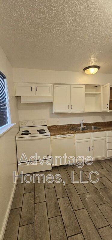 711 N 70th St #B - Photo 5 of 14