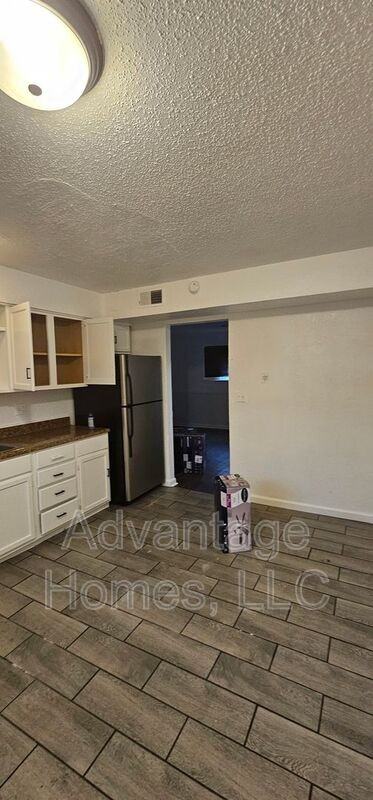 711 N 70th St #B - Photo 6 of 14