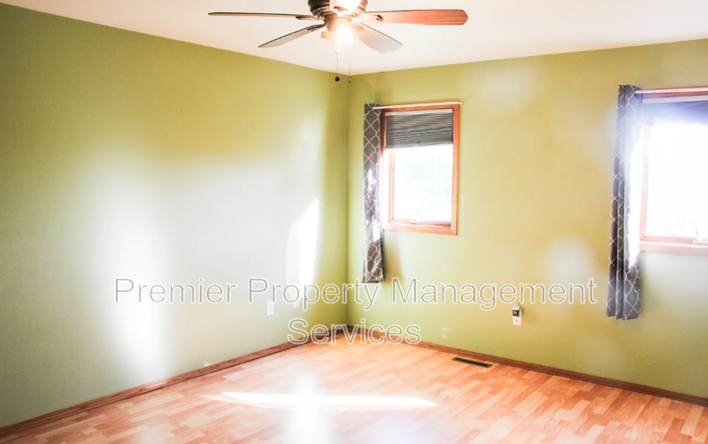 521 Pyramid Pl - Photo 6 of 10