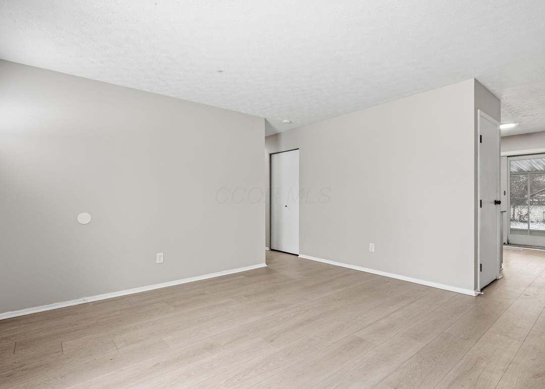 2526 Queenswood Dr - Photo 3 of 18