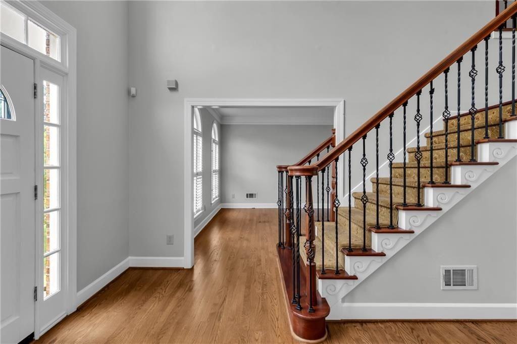 1085 Castle Pointe Ln - Photo 3 of 34
