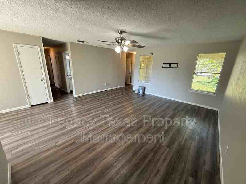 1507 Mcanear St - Photo 3 of 11