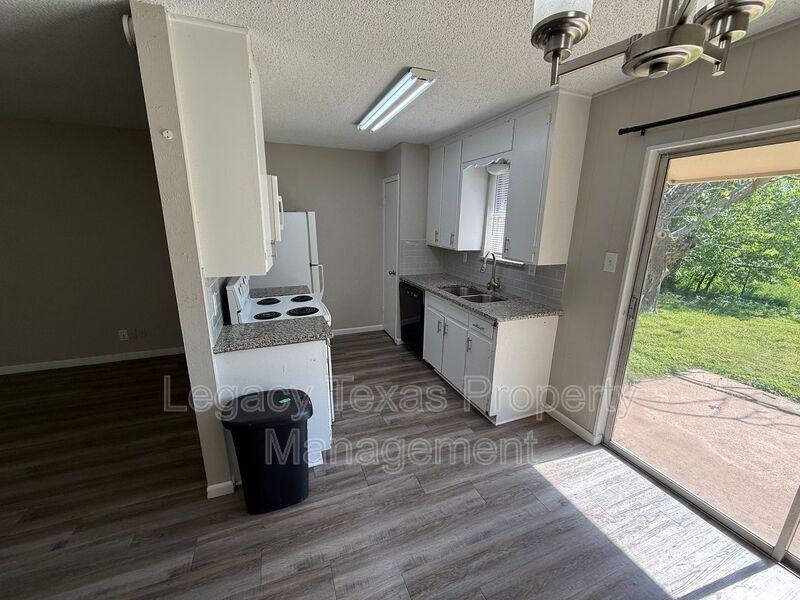1507 Mcanear St - Photo 4 of 11
