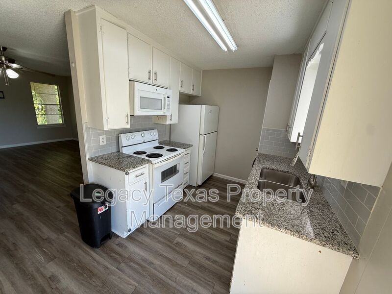 1507 Mcanear St - Photo 5 of 11