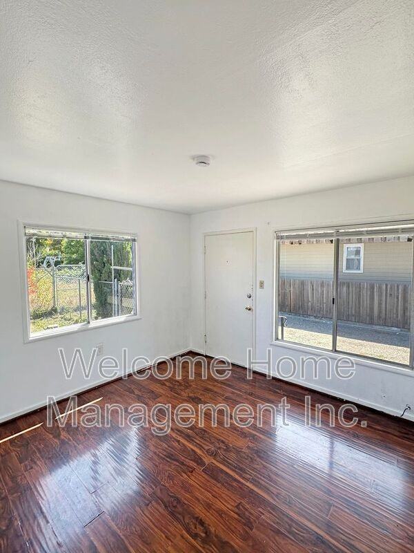 24074 Park St - Photo 2 of 7