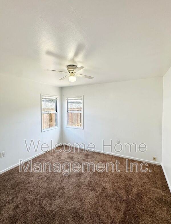 24074 Park St - Photo 4 of 7
