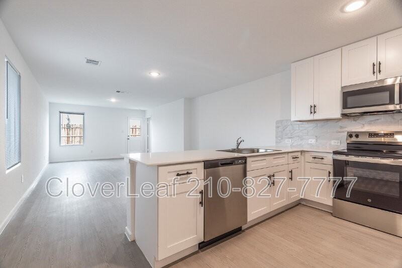 7922 Biggio Ln - Photo 7 of 33