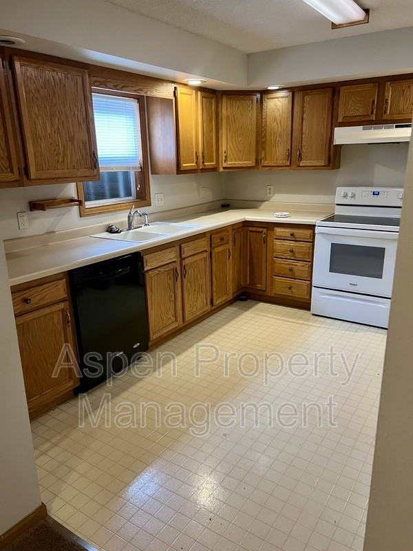917 S 3rd St - Photo 3 of 8