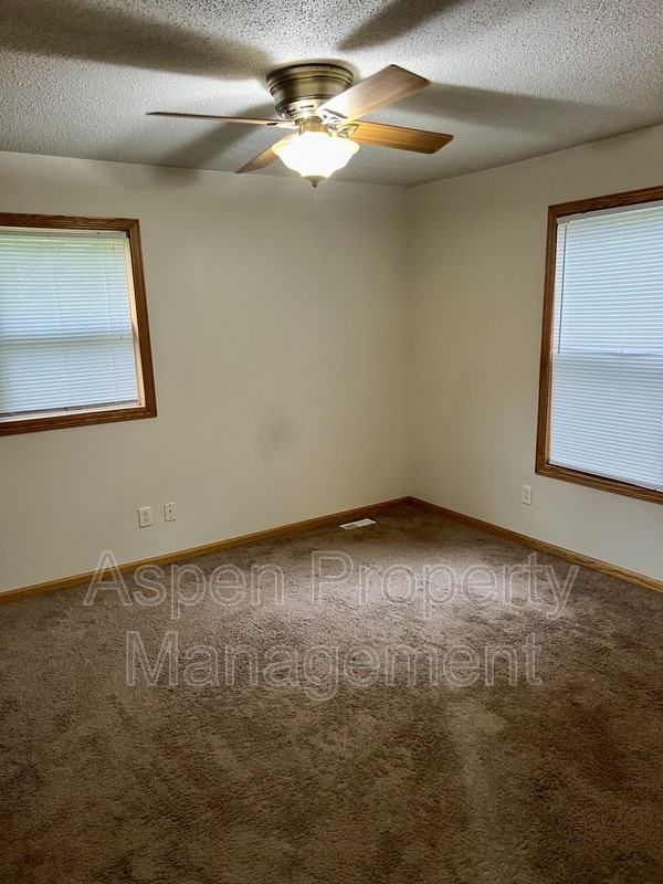 917 S 3rd St - Photo 4 of 8