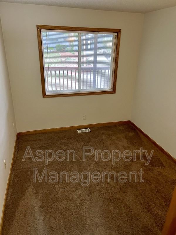 917 S 3rd St - Photo 5 of 8